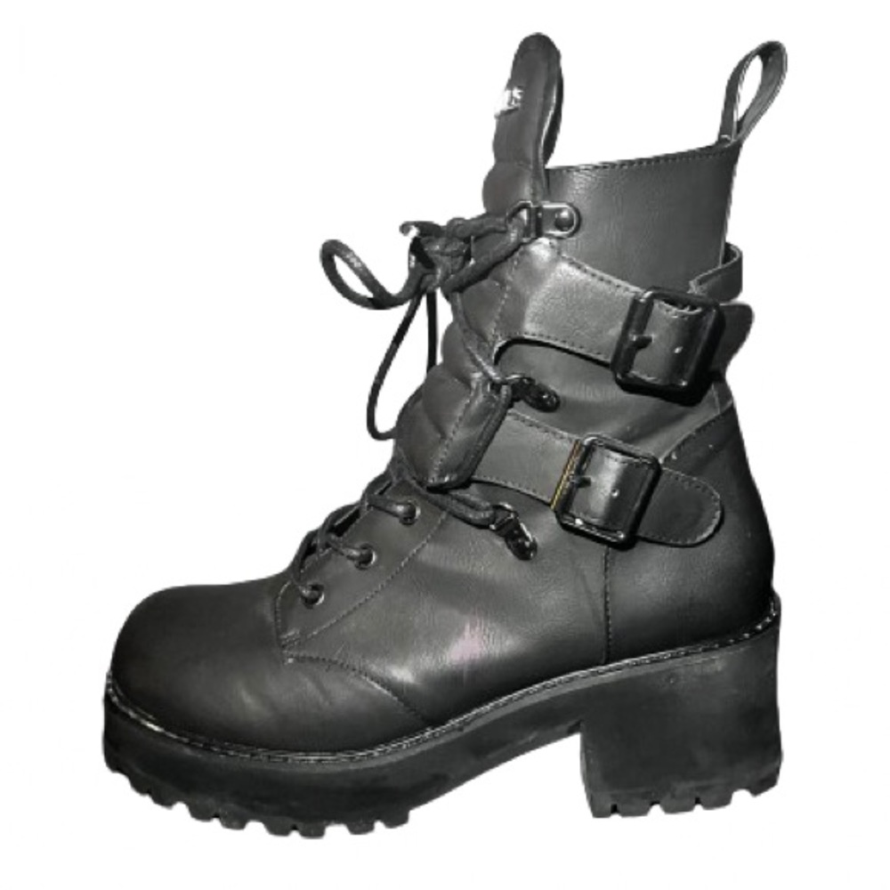 Combat boots